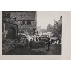 GDAŃSK. Usuwanie gruzów przy Bazylice NMP; fot. Kazimierz Lelewicz, Gdańsk-Wrzeszcz, 1948