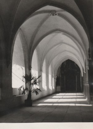GDAŃSK-OLIWA. Krużganek opactwa; fot. Kazimierz Lelewicz, Gdańsk-Wrzeszcz, 1952