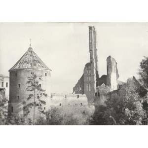 BRANIEWO. Bazylika św. Katarzyny Aleksandryjskiej i baszta - ruiny; fot. L. Święcicki, 1957