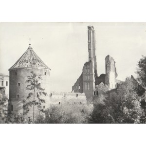 BRANIEWO. Basilica of St. Catherine of Alexandria and tower - ruins; photo by L. Święcicki, 1957.