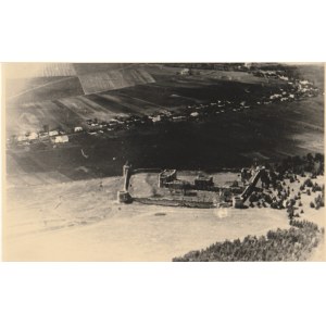 PODGÓRZANY (ukr. Пiдгopa; ehemalige Provinz Ternopil). Luftaufnahme der Ruinen des nachbasilianischen Klosters auf einem Felsen über dem Seret; vor 1939