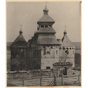 SUTKOWCE (ukr. Сутківці; pow. latyczowski, przedrozbiorowe woj. podolskie). Obronna cerkiew Pokrowska z ok. 1467 r.; przed 1939