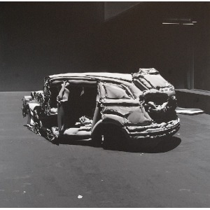 Norman LETO (ur. 1980), Przekrój przez samochód wykonany z cyfrowej pianki Normana-Fussa, poddany działaniu wysokiej temperatury, 2009