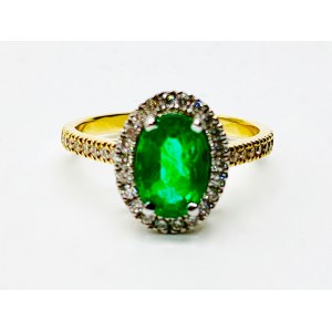 Gold ring decorated with emerald and diamonds