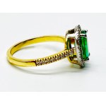 Gold ring decorated with emerald and diamonds