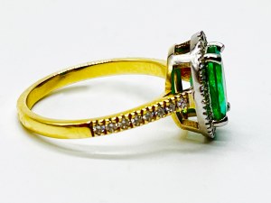 Złoty pierścionek zdobiony szmaragdem i brylantami