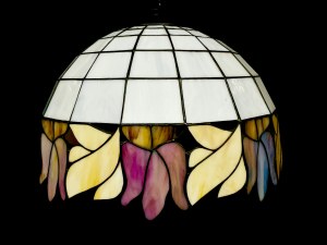Dekoracyjna lampa sufitowa z witrażowym kloszem