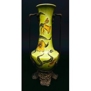 Dekoracyjny wazon majolikowy z dwoma bocznymi uchwytami