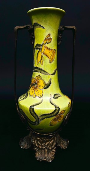 Dekoracyjny wazon majolikowy z dwoma bocznymi uchwytami