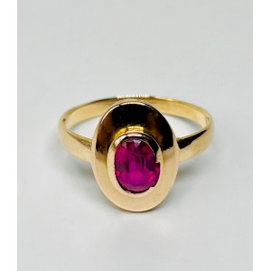 Złoty pierścionek z rubinem syntetycznym