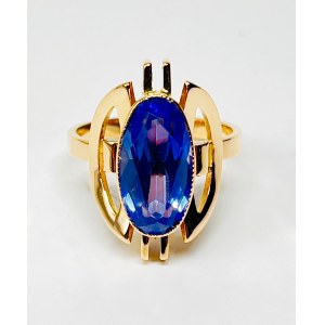 Gold ring with synthetic sapphire