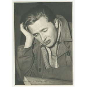 [Photograph] Marek Hłasko. Photograph most likely taken by Agnieszka Osiecka [Kazimierz nad Wisłą 1957].