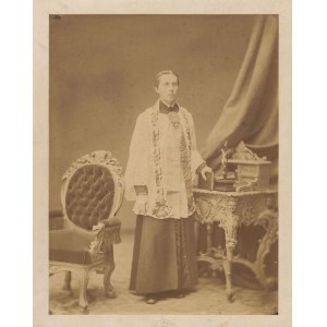 [fotografie] MIECZKOWSKI J. - Wielkoformatowa fotografia przedstawiająca księdza [ca. 1885].