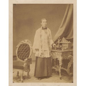 [fotografia] MIECZKOWSKI J. - Wielkoformatowa fotografia przedstawiająca księdza [ok. 1885]