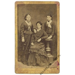 [Fotografia trzech kobiet. Zakład fotograficzny J. Białeckiego w Ostrowie]