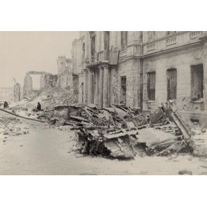 Szczątki strąconego samolotu na ulicy Miodowej fotografia Eugeniusz Haneman [Vintage Print / zniszczenia wojenne Warszawy / Powstanie Warszawskie / 1944]