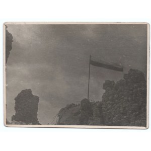 [MONTE CASSINO, 2nd Polish Corps] A collection of 7 photographs showing the ruins of the Benedictine Abbey on Monte Cassino, 1944.