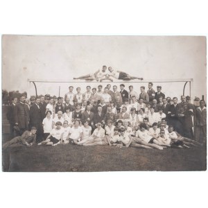 [SOKÓŁ Gymnastic Society] Fotografie eines Wettkampfs [Jarosław?, nach 1921].