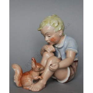 Figurka-Chłopiec z wiewiórką(Niemcy, Selb, II poł.XX w.), 
