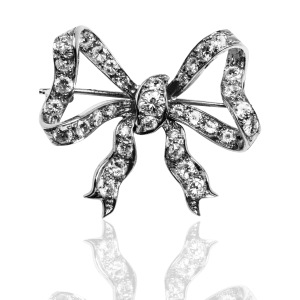 Broche en forme de nœud avec diamants