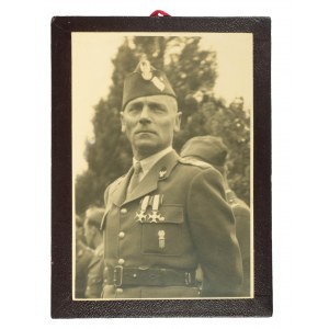 Generał brygady Bronisław Prugar - Ketling [1891-1948], dowódca 2 Dywizji Strzelców Pieszych, zdjęcie portretowe w mundurze ze złotym i srebrnym Krzyżem Virtuti Militari oraz odznaką 2 DSP
