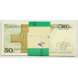 Bankpaket 100 Stück von 50 Zloty 1988 zusammen mit einem Bandolier - Serie KB