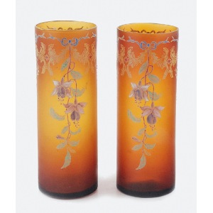 Para wazonów secesyjnych z kwiatami fuksji