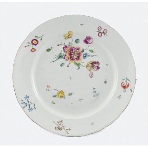 Manufaktura porcelany elektora Karola Teodora, Talerz serwisowy z dekoracją kwiatową luźnym bukietem i rzutami kwiatowymi