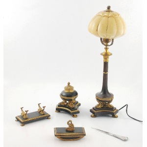 Firma brązownicza L. ARNOLD, Garnitur gabinetowy na biurko: lampa elektryczna, kałamarz, suszka, statyw na pióra, nóż do papieru (dobierany)