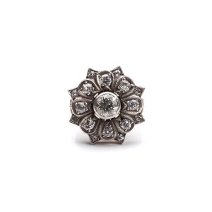 Flower ring with diamonds, 20th century.