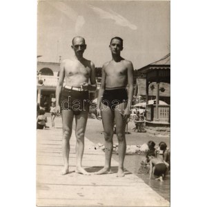1941 Balatonalmádi, Fövenyfürdő, strand, nyaraló férfiak korabeli fürdőnadrágban. photo