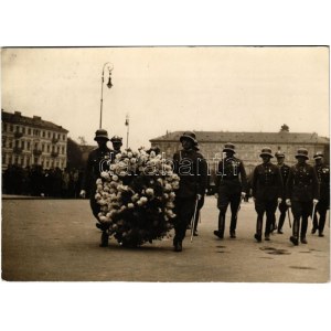 1936 Budapest, Reformátusok virágvasárnapi nagygyűlése, katonák virágkoszorúval. photo