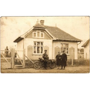 Debrecen, Anduska József képesített kőművesmester motorkerékpárral a saját háza előtt a Jánosi utca 64. szám alatt...