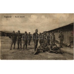 Kaposvár, Barak részlet, katonák a laktanya udvarán, újságolvasás (EK)