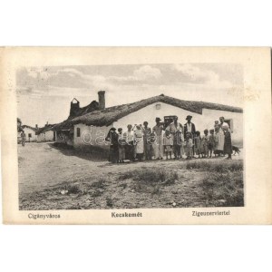 Kecskemét, Cigányváros, cigány család csoportképe. Fekete Soma kiadása / Zigeunerviertel (EK)