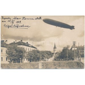 1929 Nagyszeben, Hermannstadt, Sibiu; Graf Zeppelin LZ 127-es típusú léghajó a város fölött ...