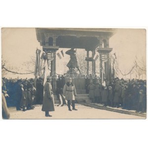 1917 Székelyudvarhely, Odorheiu Secuiesc; Vasszékely szobor avatási ünnepsége magyar címerrel és zászlókkal ...