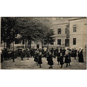 1914 Besztercebánya, Banská Bystrica; Irgalmas nővérek intézete, udvar. Machold F. kiadása ...