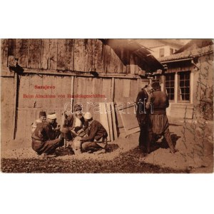 1906 Sarajevo, Beim Abschluss von Handelsgeschäften / vendors + K. UND K. MILIT. POST SARAJEVO