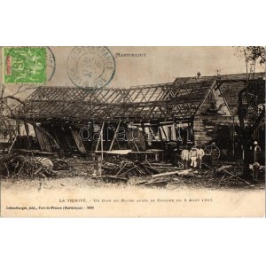 1903 La Trinité, Un coin du bourg apres le cyclone du 8 Aout / A corner of the village after the cyclon...
