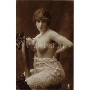 Meztelen erotikus hölgy neglizsében / Vintage erotic nude lady in negligee (non PC)