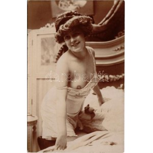 Erotikus hölgy neglizsében / Vintage erotic lady in negligee (non PC)