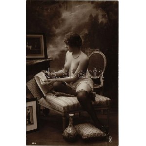 Könyvet olvasó meztelen erotikus hölgy / Vintage erotic nude lady reading a book (non PC)