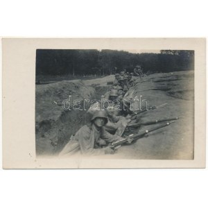 ~1917 Osztrák-magyar rohamcsapat katonái a lövészárokban szuronyos puskákkal / K.u.k. Sturmbaon / WWI Austro...