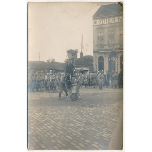 ~1915 Belgrád, Belgrade, Beograd; osztrák-magyar katonák árulót akasztanak a Fő téren a Balkán szálloda előtt...