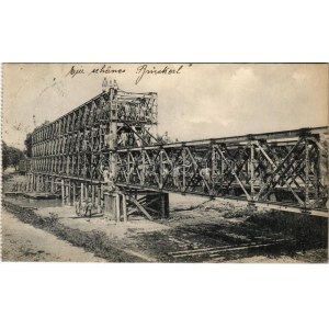 1910 Cs. és kir. vasúti és távirati ezred katonái háromszintes híd építése közben ...