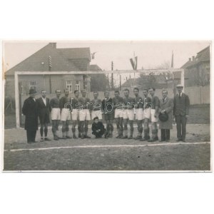 1938 Sopron, focicsapat háttérben az országzászló, labdarúgók / Hungarian football team, flag. Fehér Foto photo (fl...