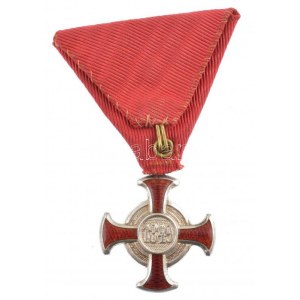 1869. Ezüst Érdemkereszt vörös szalagon karikán jelzett Ag kitüntetés mellszalagon, WILH. KUNZ - WIEN X...