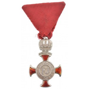 1869-1916. Koronás Ezüst Érdemkereszt vörös szalagon karikán jelzett Ag kitüntetés mellszalagon...