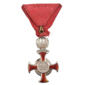 1869-1916. Koronás Ezüst Érdemkereszt vörös szalagon karikán jelzett Ag kitüntetés mellszalagon...